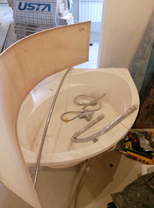 Продается ванна 120*120, унитаз, смеситель, полотенцесушитель