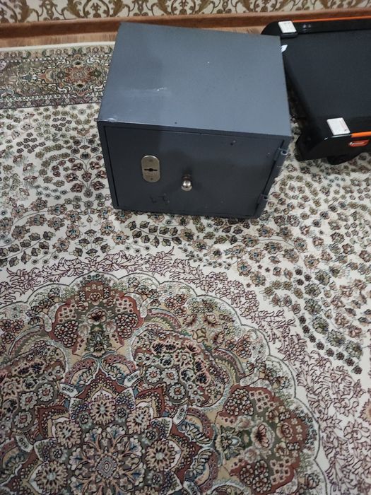 Qumli seyf sotiladi. 38x43 sm 35 kg chiqadi ogirligi