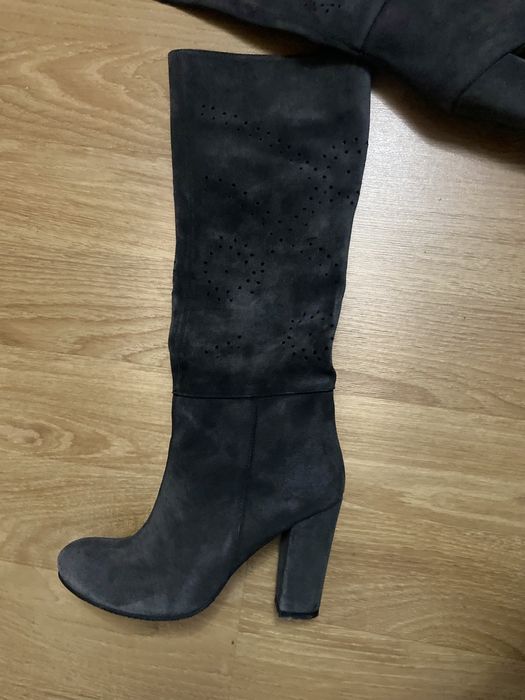 Cizme lungi ,gri,piele intoarsa naturala ,perforate ,ca noi