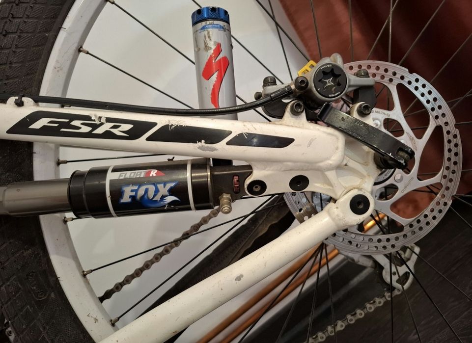Bicicleta Specialized Fsr Epic M5
Furcă Fox F100RL
Frâne hidraulice H