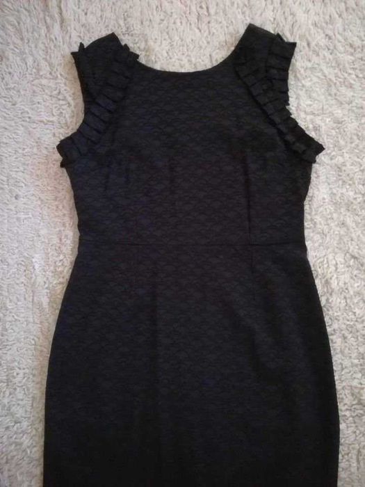 Черна официална рокля с къдри на раменете