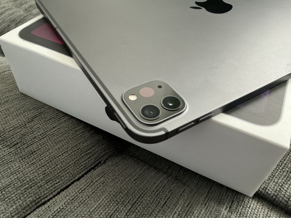 Отличен iPad Pro 11” WiFi + Cellular (2nd Generation) с Magic Keyboard