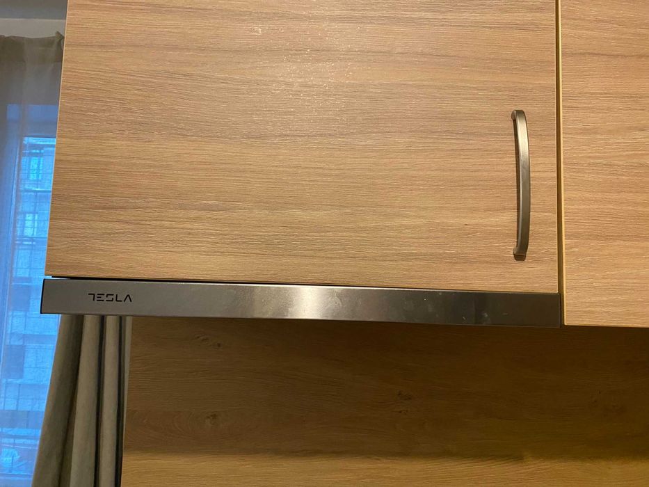 Кухня в цвят графит и натурално дърво