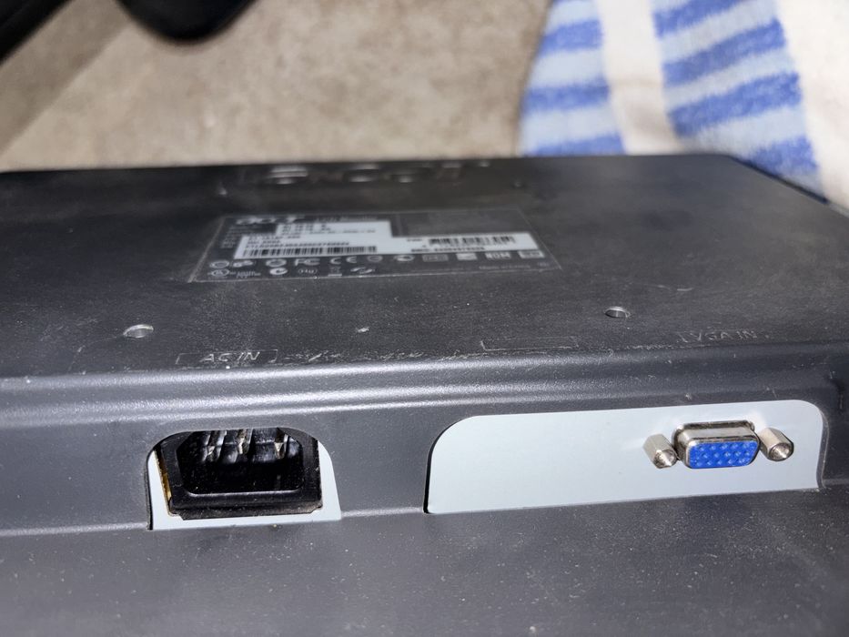 Vând 2 monitoare VGA: Acer + eMachines, stare bună, cabluri incluse