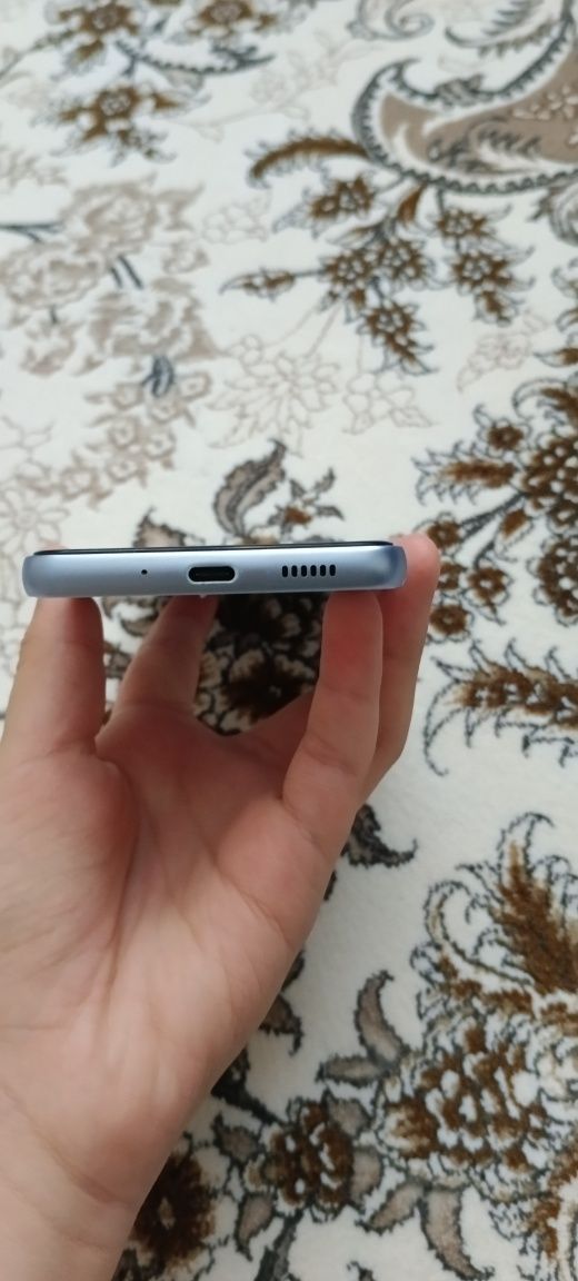 Samsung a33 holati aʼlo zaryadka bor 128/6 baho kelishiladi