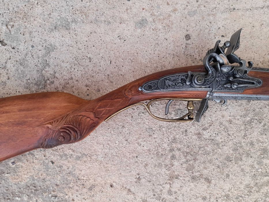 Колекция декоративни оръжия – пушка, арбалет, алебарда, мечове