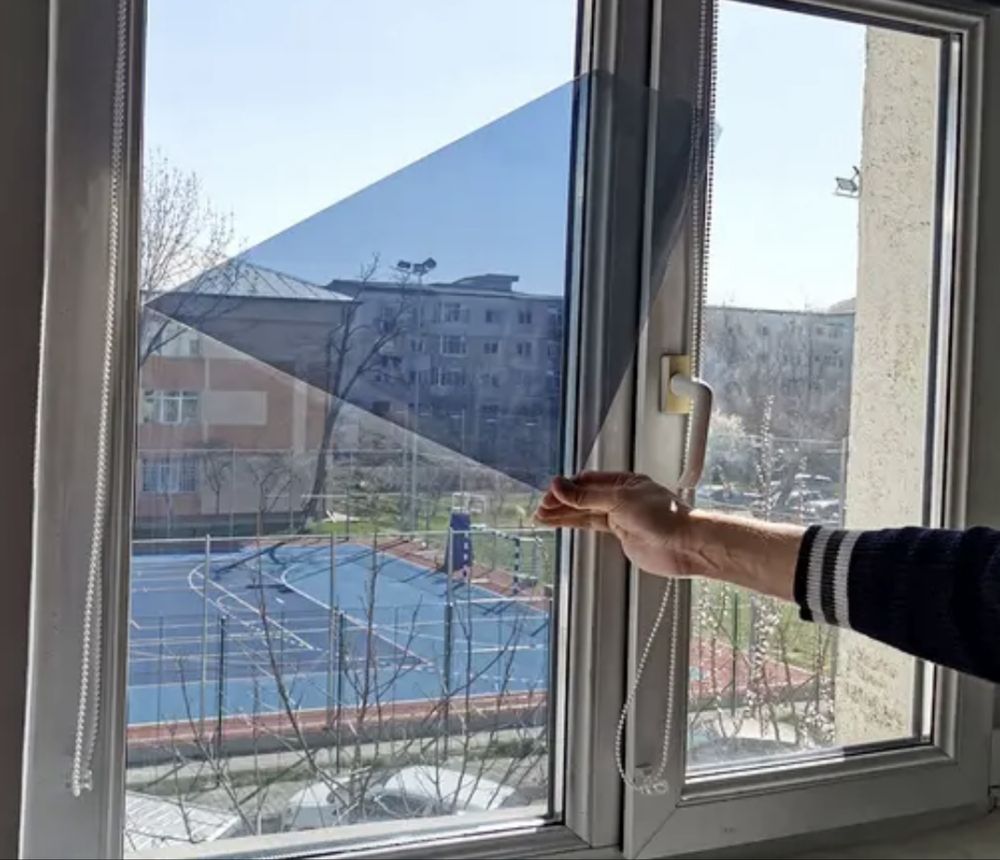Montam folie solara reflexiva pentru geamuri interior exterior