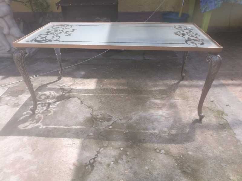 Masa cu rama de fier si picioare din bronz