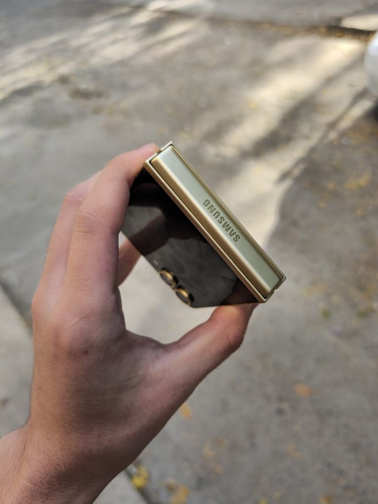 Samsung Z Flip 6 Golden