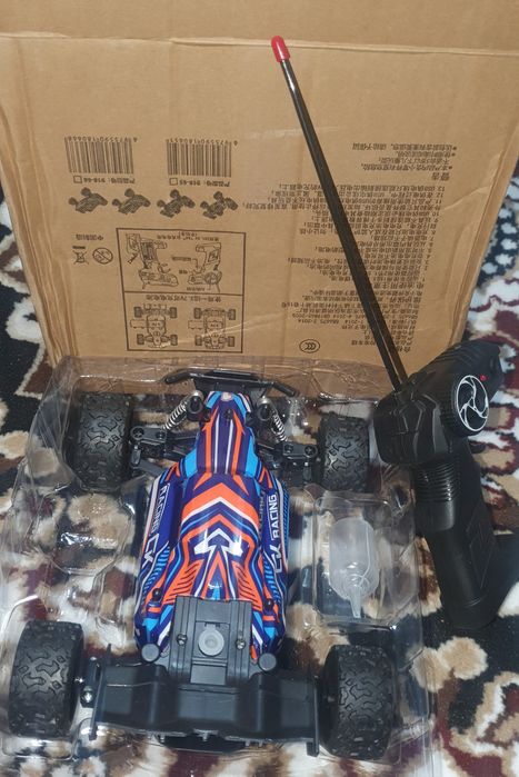 Машинка на пульте управления. Радиоупраляемая машинка.