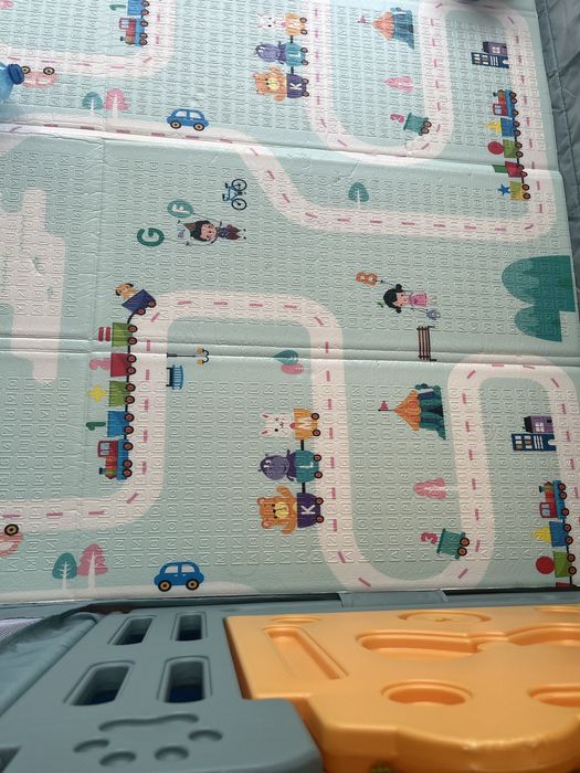 Бебешка ограда с врата и килим