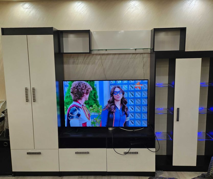 Продава се секция с гардероб в отлично състояние  с лед светлини