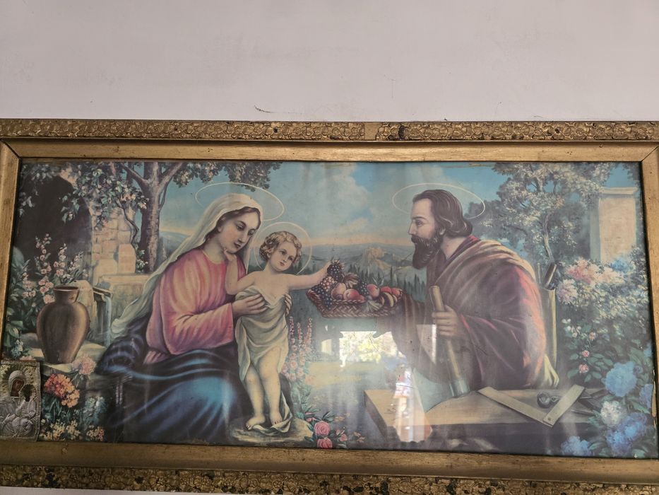 Tablou vintage sub cupolă de sticlă reprezentând Sfânta Familie