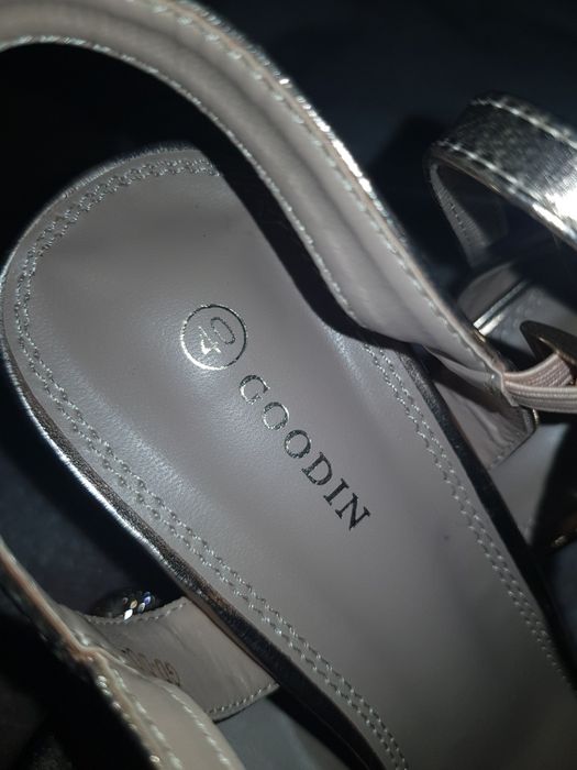 Sandale toc subțire aurii