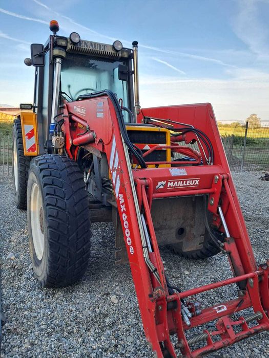 Tractor cu încărcător