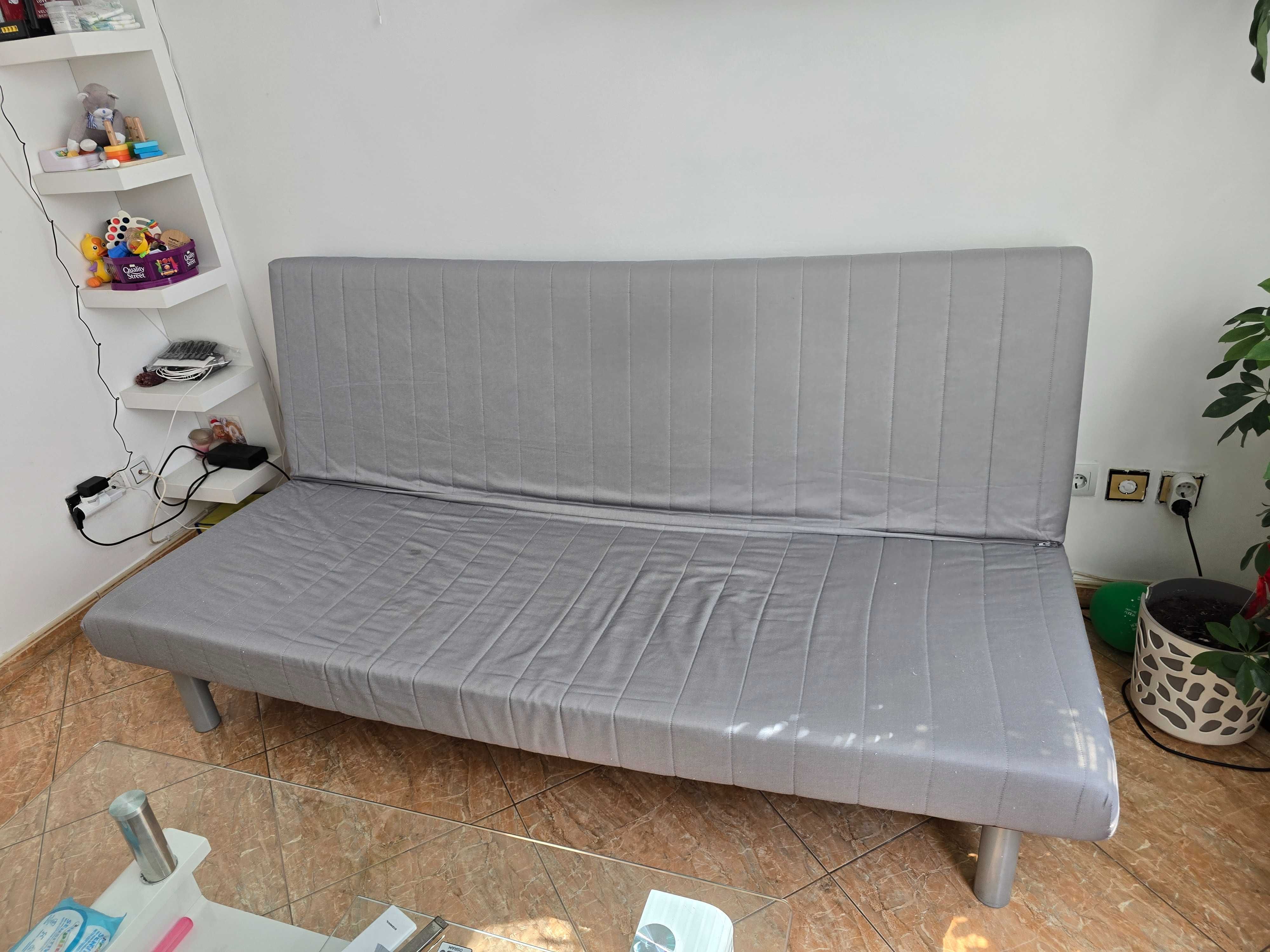 Продавам диван Икея