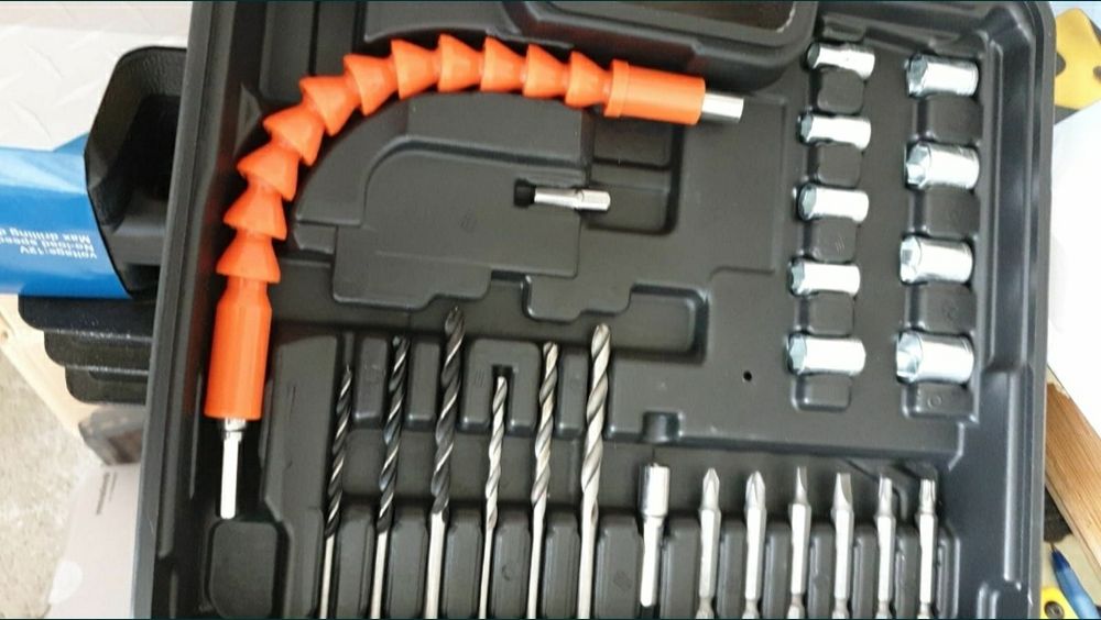 Mașină de găurit cu acumulator si accesorii