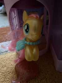 Figurina My Little Pony Ponei de mare cu colier - Fluttershy