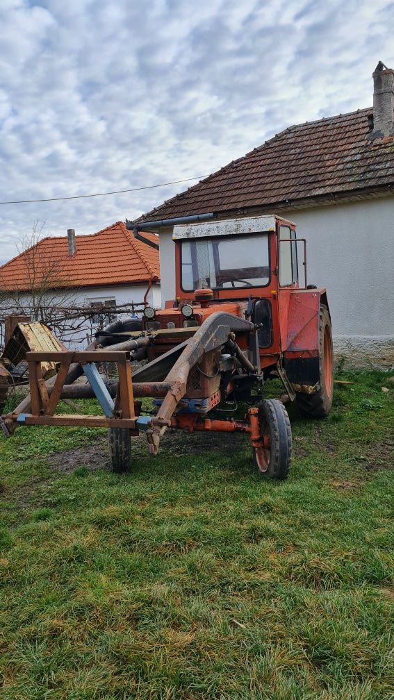 Vând tractor U650 sau schimb cu animale