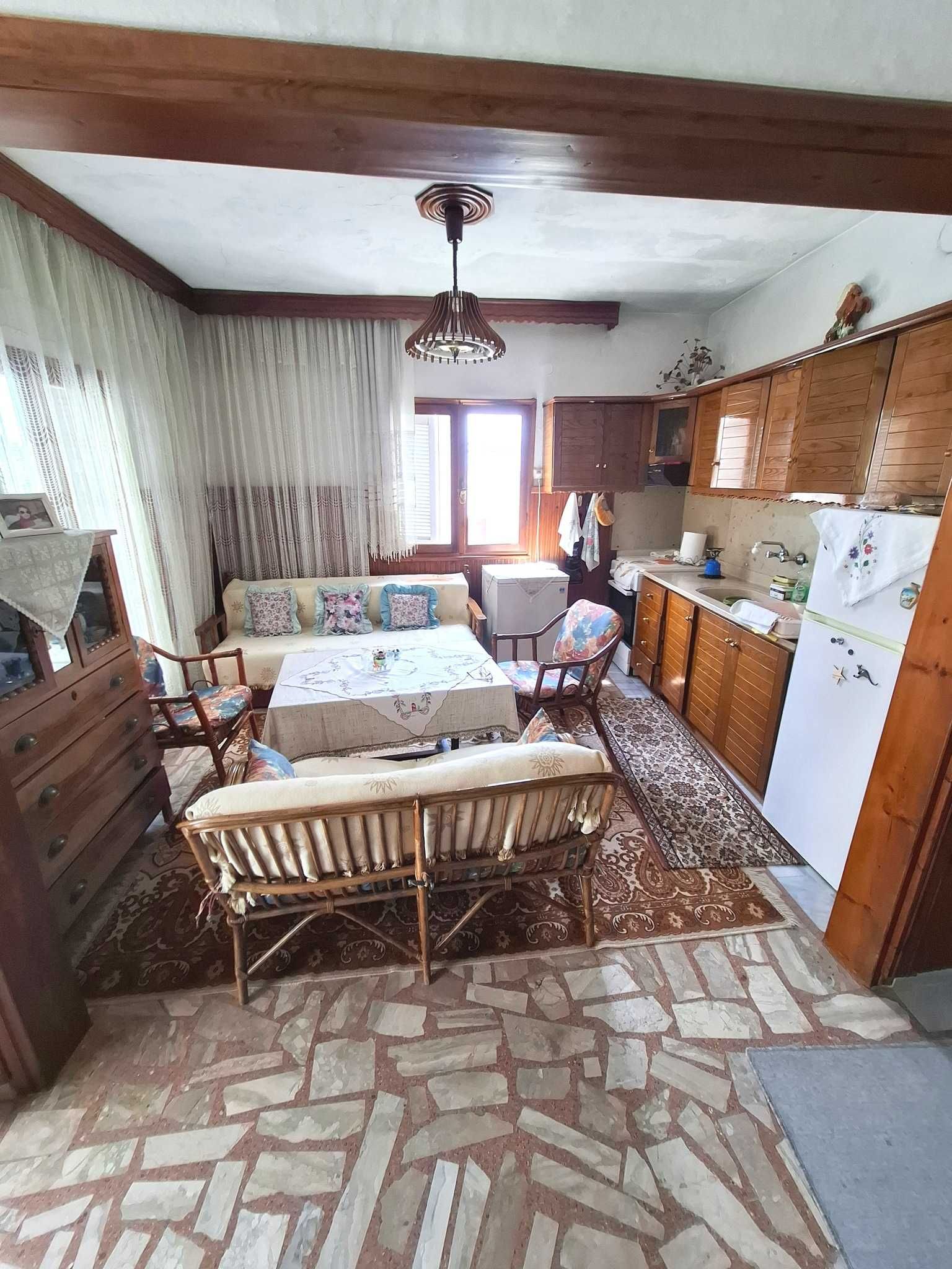 Продава се къща 67м2 с гледка към морето и с двор 211м2 в Аспровалта