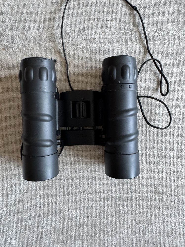 Binoclu Tasco 10x25 – Compact, Claritate Excelentă,