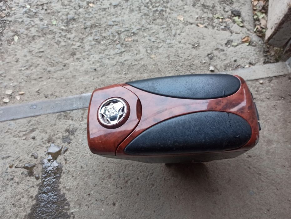 Продам подлокотник и полики для авто