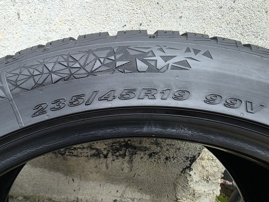 Vând două anvelope de iarna nexen  235 45 19  dot 2622