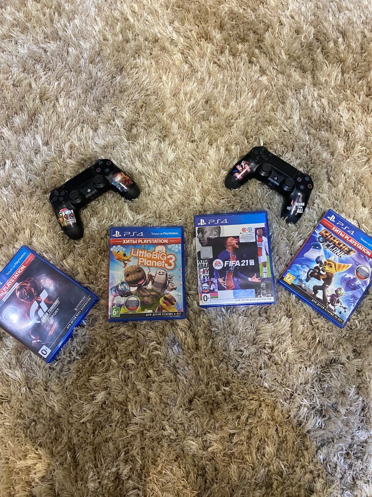 Набор ps4 с играми и двумя джойстиками.