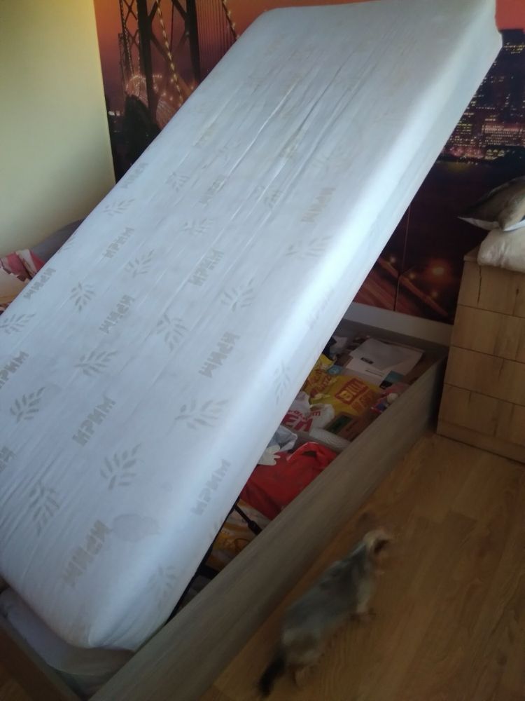 Продавам единично легло