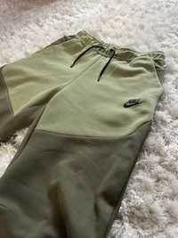 Pantaloni Nike Tech Fleece Verde Olive Aligator S (noi)