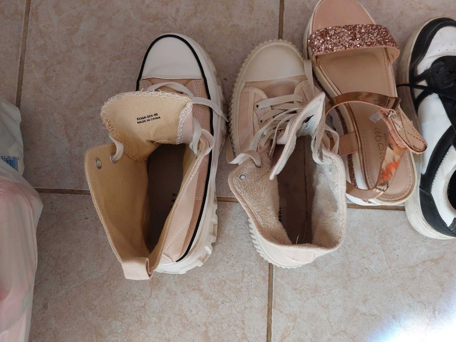 Vând încălțăminte sport