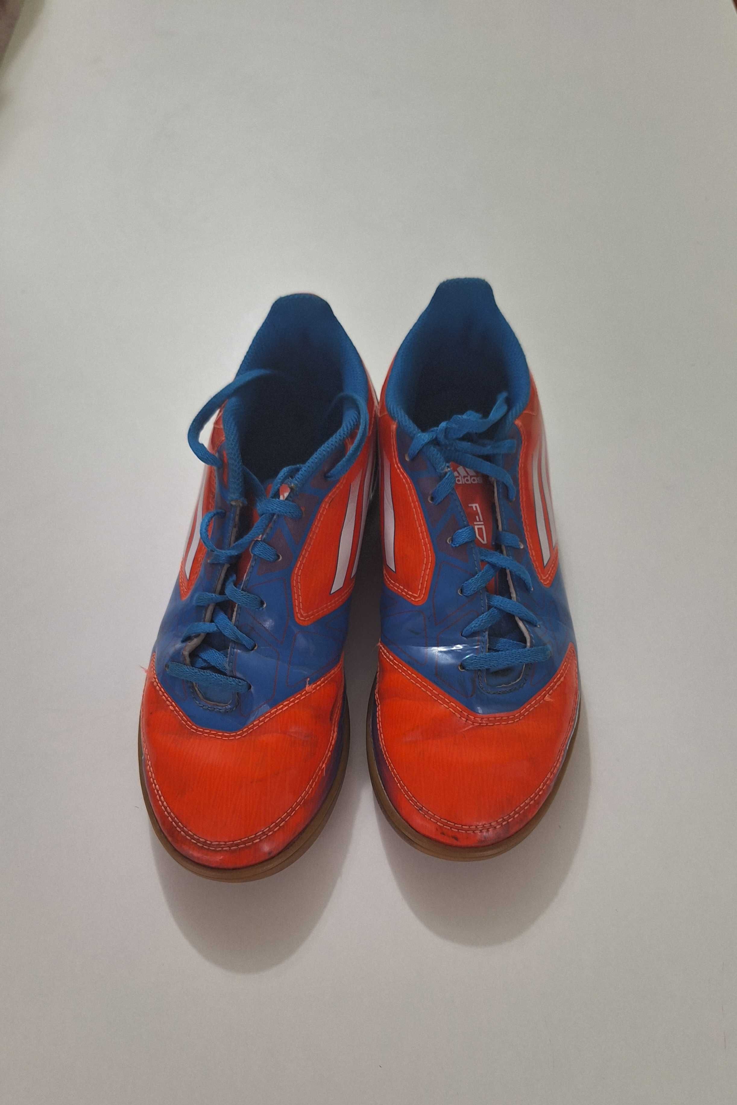 Спортни обувки adidas за зала