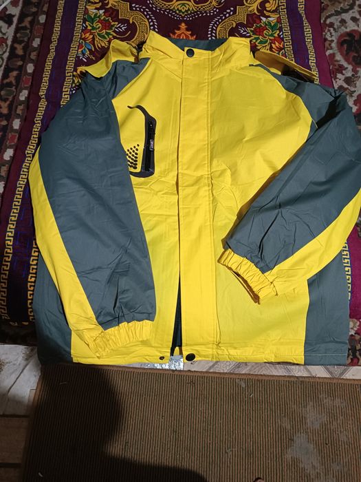 Ariginal plashovka kurtka uteplyoniy kapushonkasi bilan.