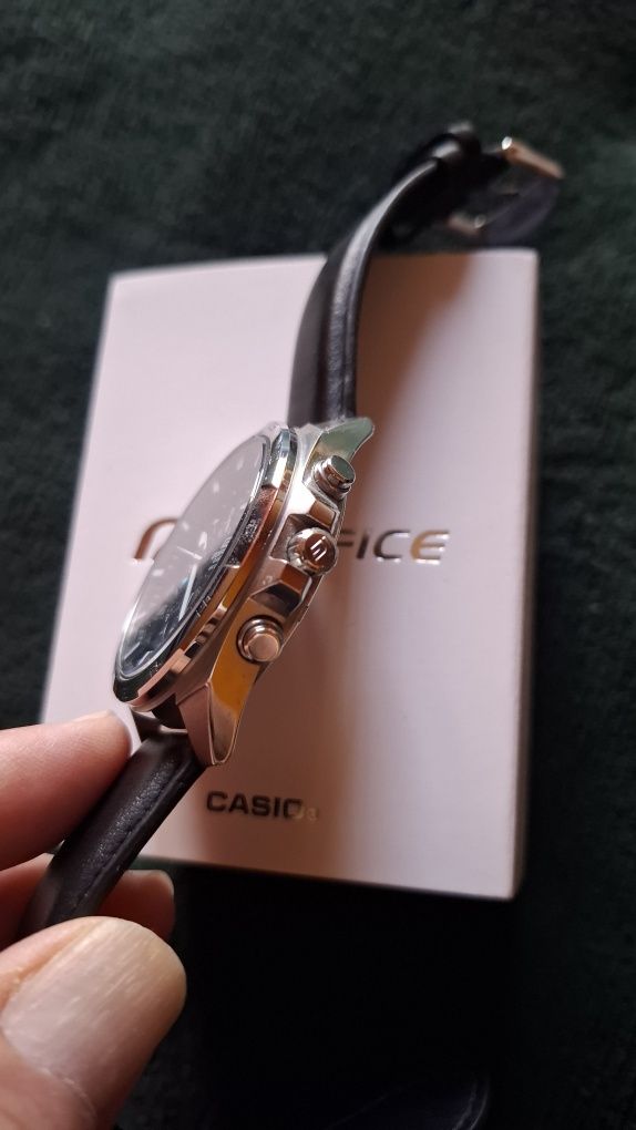 Продавам CASIO EDIFICE CHRONOGRAPH  Edifice Leather като нов