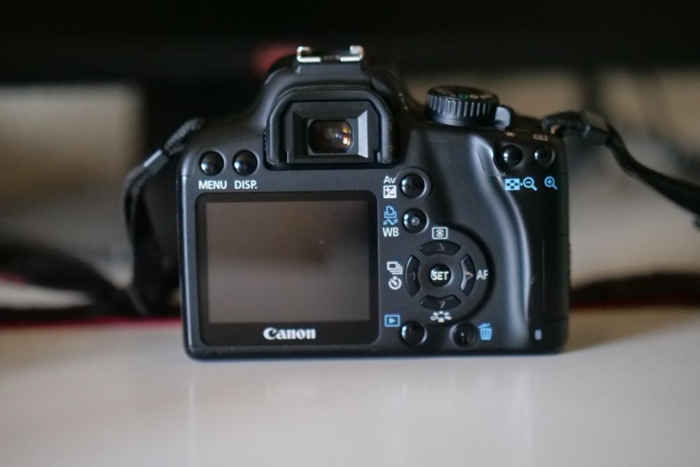 Camera/Aparat foto Canon 1000d + doua obiective tamron 18-200 plus kit