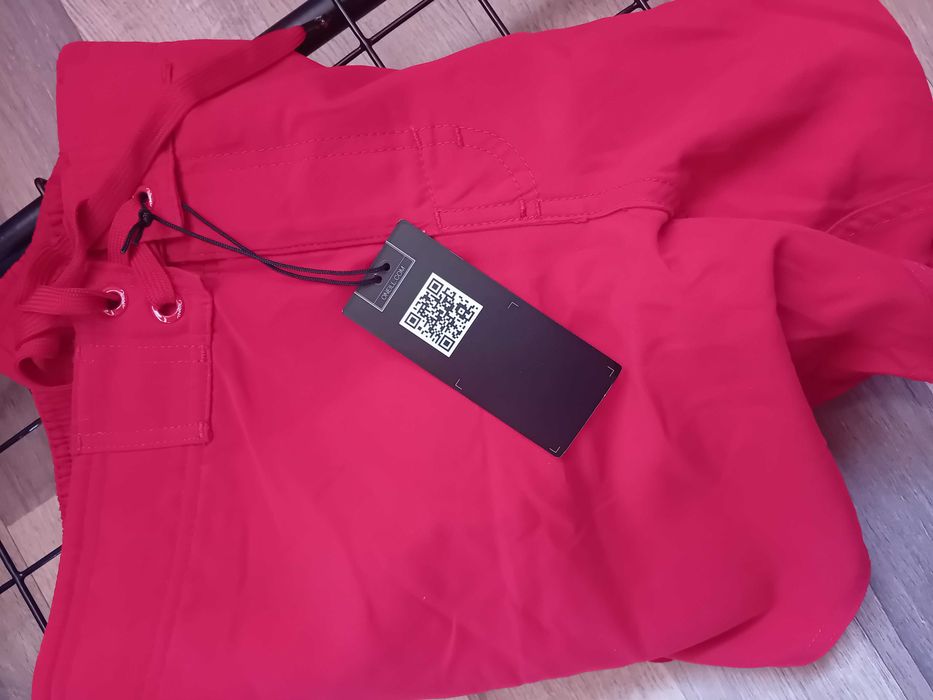 Vând pantaloni scurti barbatesti, noi cu eticheta