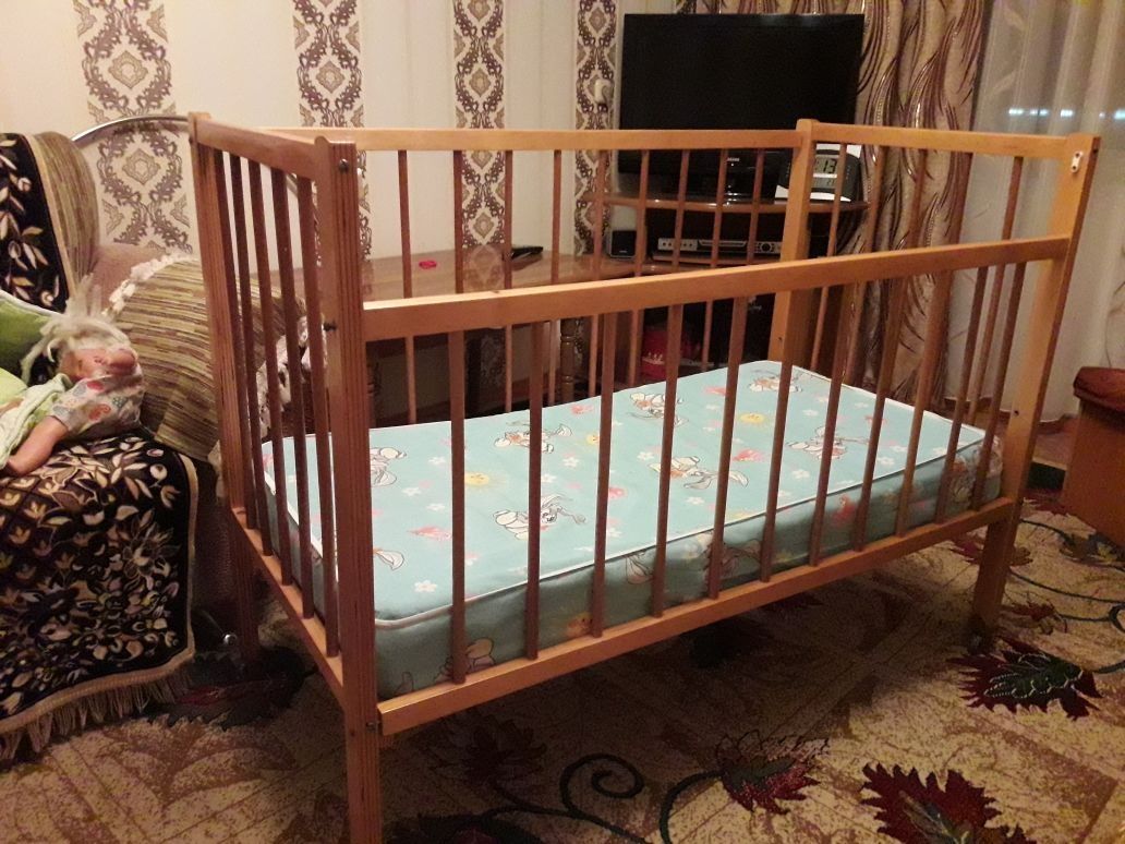 Деревянная детская кроватка