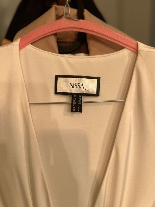 Rochie Nissa - albã, elasticã, cu trenã - mãsura 36
