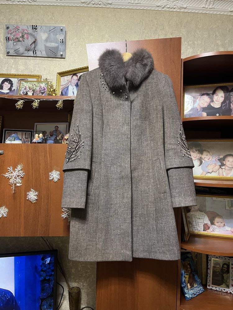 Продам пальто на девочку