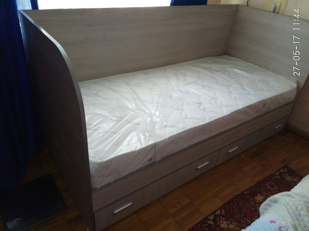 Кровати и спальные гарнитуры