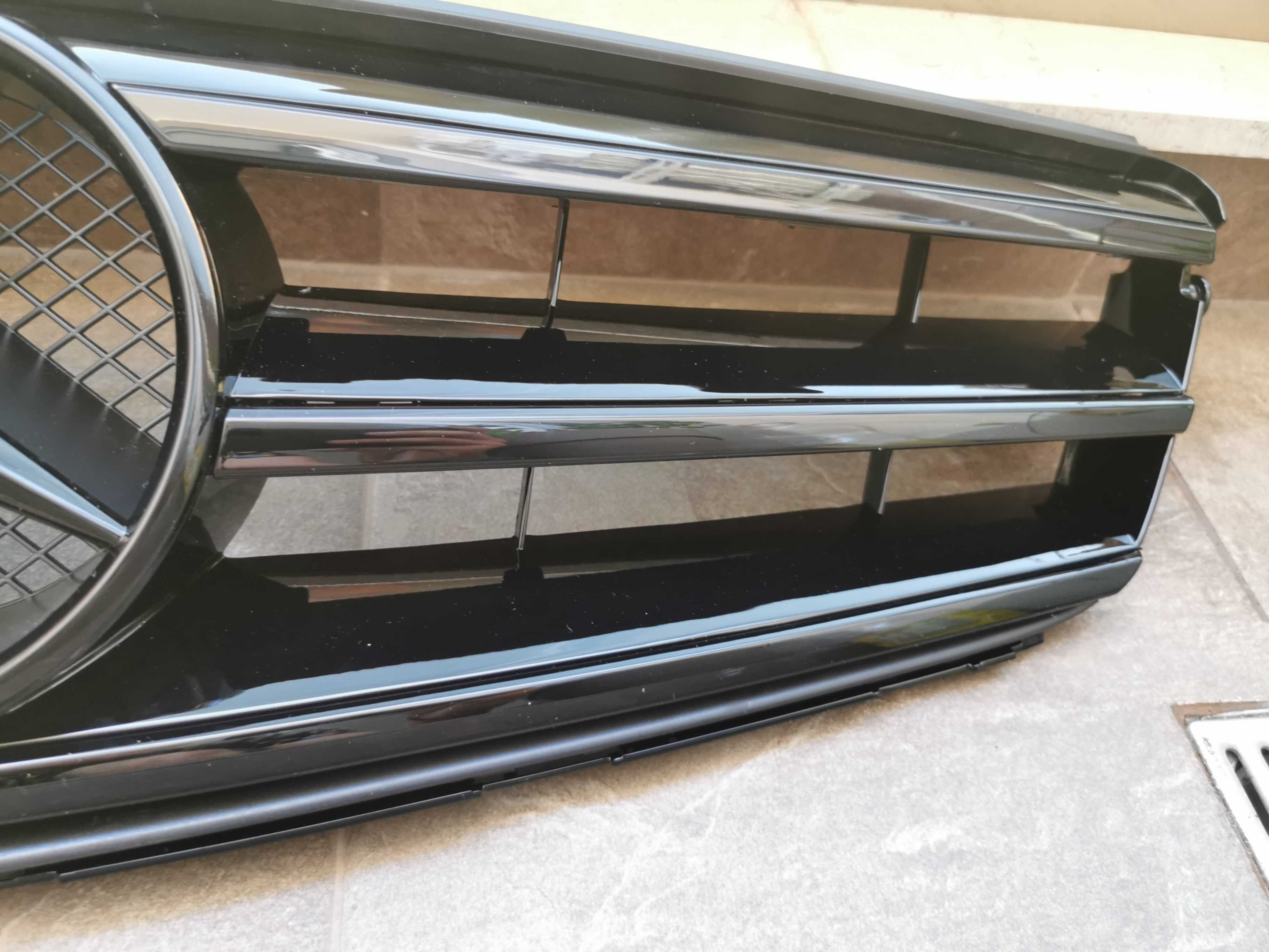 Решетка/маска с емблема тип AVANTGARDE FULL BLACK за Mercedes W204