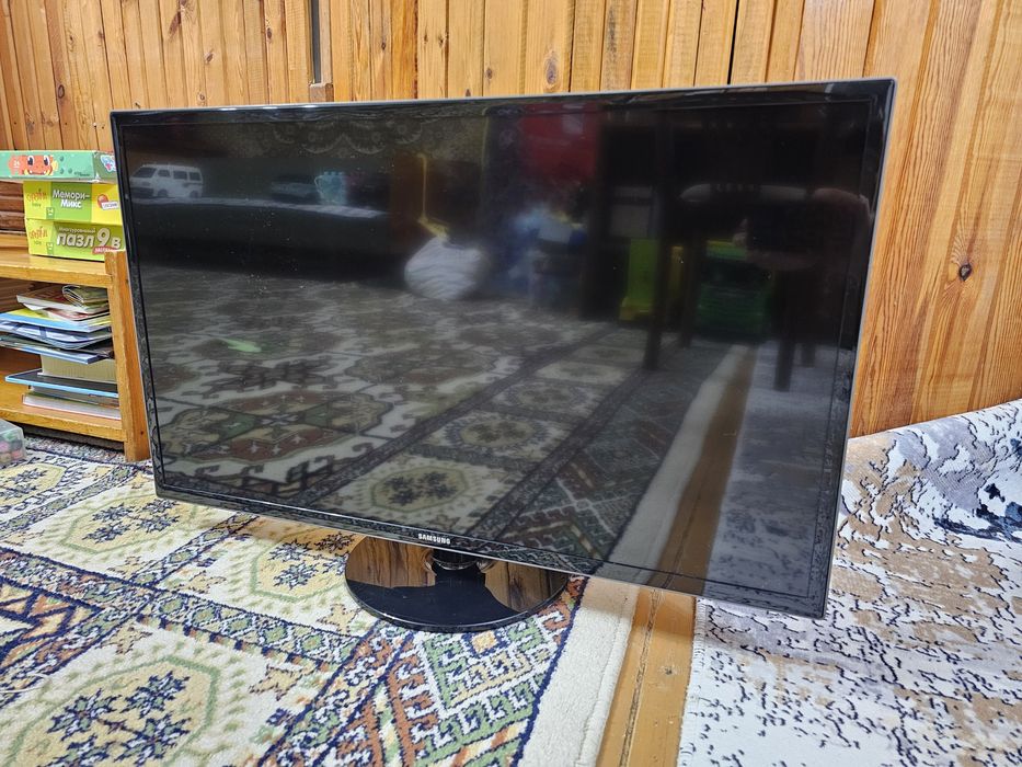 Телевизор Samsung 32 LED UE32F4000AW в отличном состоянии как новый.
