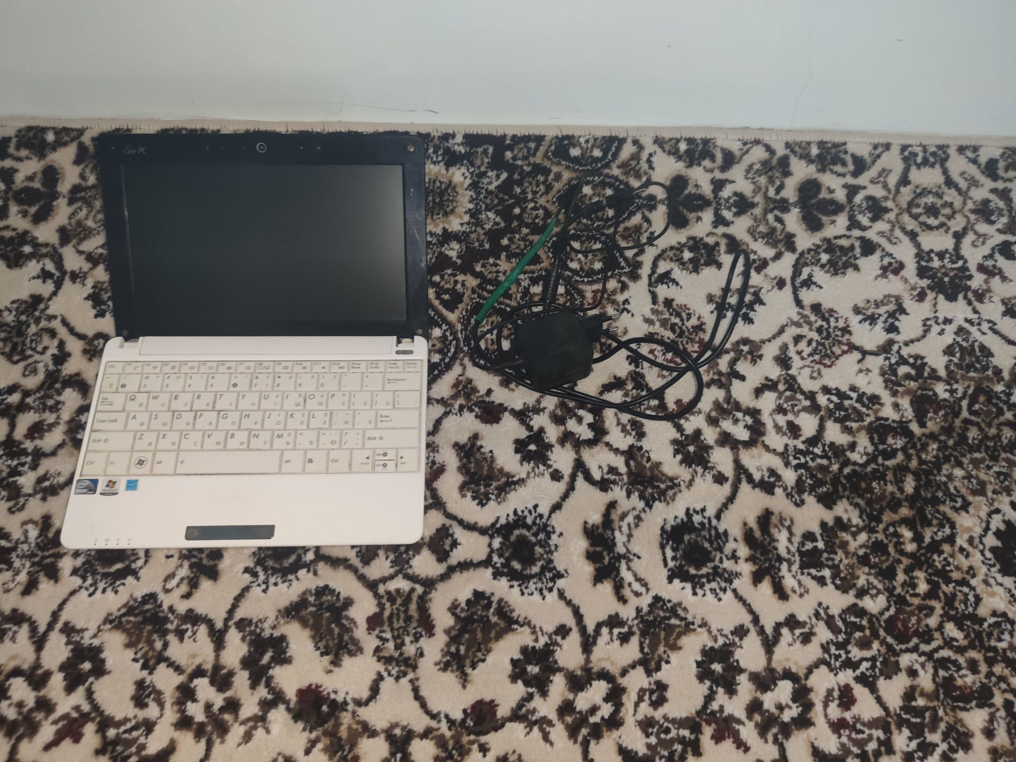 Asus Netbuk sotiladi, 250 GB xotira, 2 GB Ddr3 azu, Zaryad ushleydi
