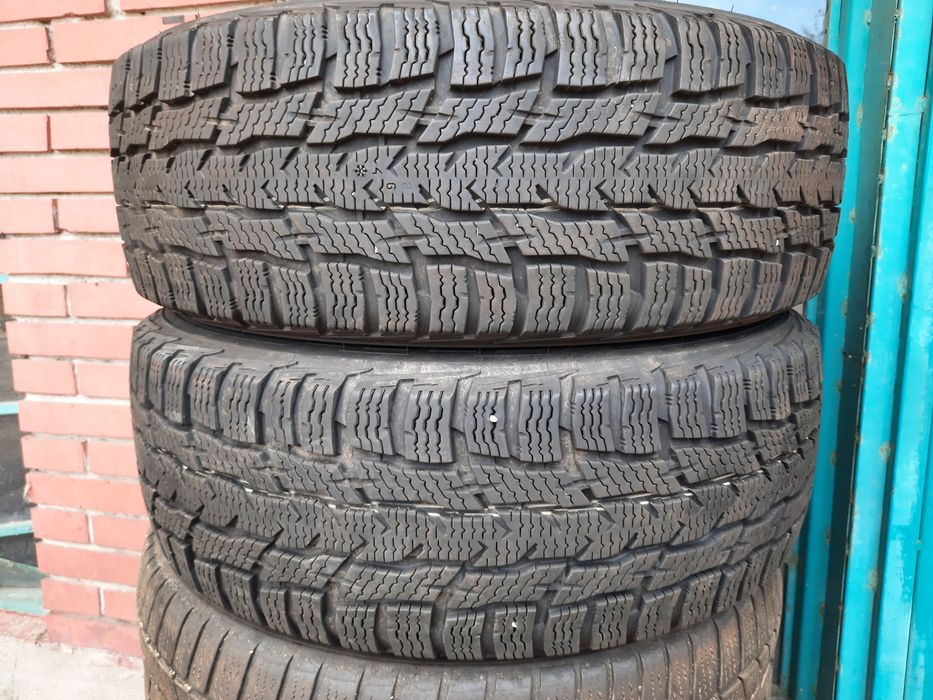 Продавам 2 зимни гуми 215/60/17 C бус Nokian