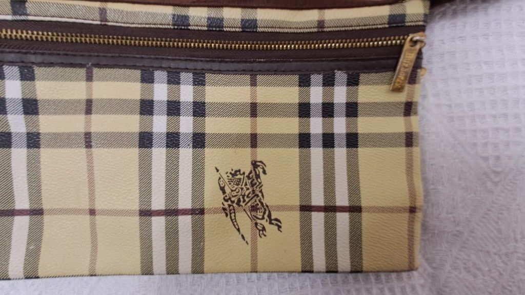 Gentuță Burberry,  tip poștaș