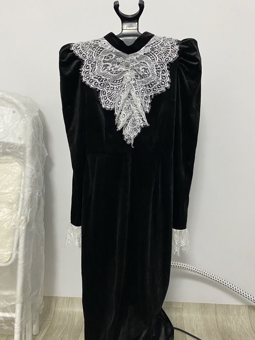 Платье с кружевными рукавами