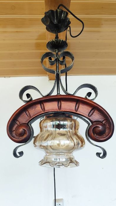Красив старинен полилей съчетание от дърво, ковано желязо и стъкленица