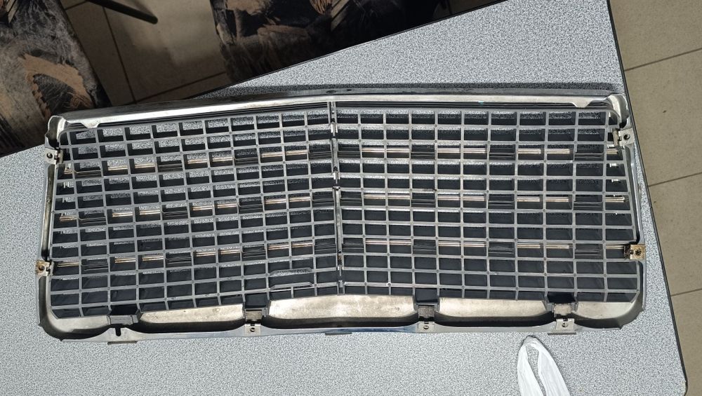 Оригинална решетка радиатор w124 фейс
