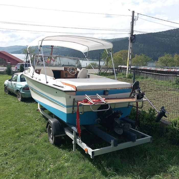 Barca Daycruiser cu motor