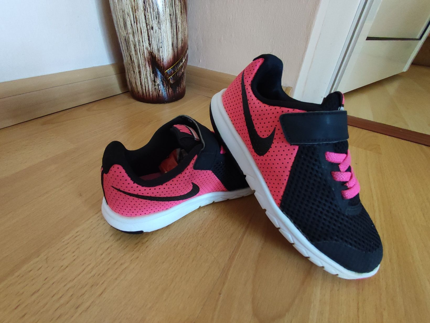 Маратонките nike uk 10.5 eur 28